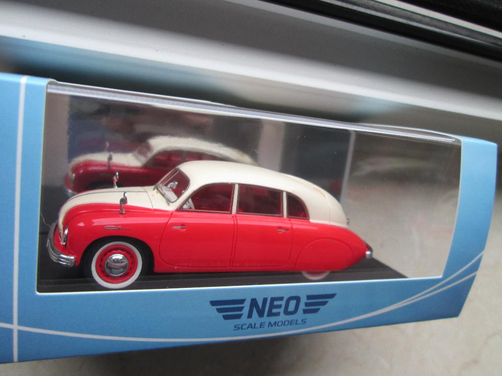 1:43 Neo Tatra t 600 rot beige, Hobby en Vrije tijd, Modelauto's | 1:43, Ophalen of Verzenden, Zo goed als nieuw, Auto, Overige merken