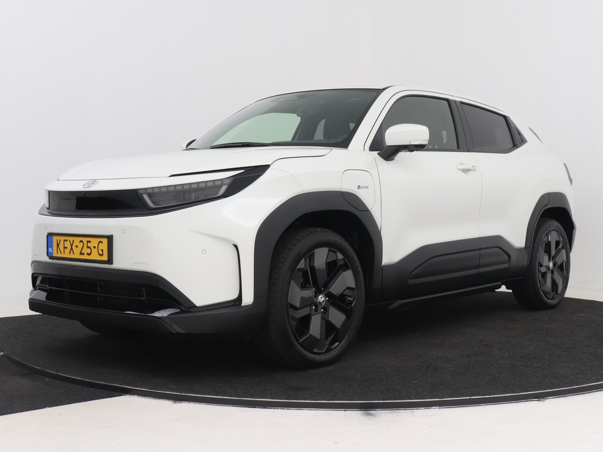 Toyota Urban Cruiser Executive 61 kWh I Navigatie I 360 grad, Auto's, 12 maanden, Leder en Stof, Wit, Origineel Nederlands