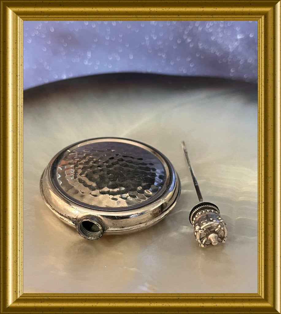 Oud plat rond gehamerd parfumflesje, Antiek en Kunst, Ophalen of Verzenden