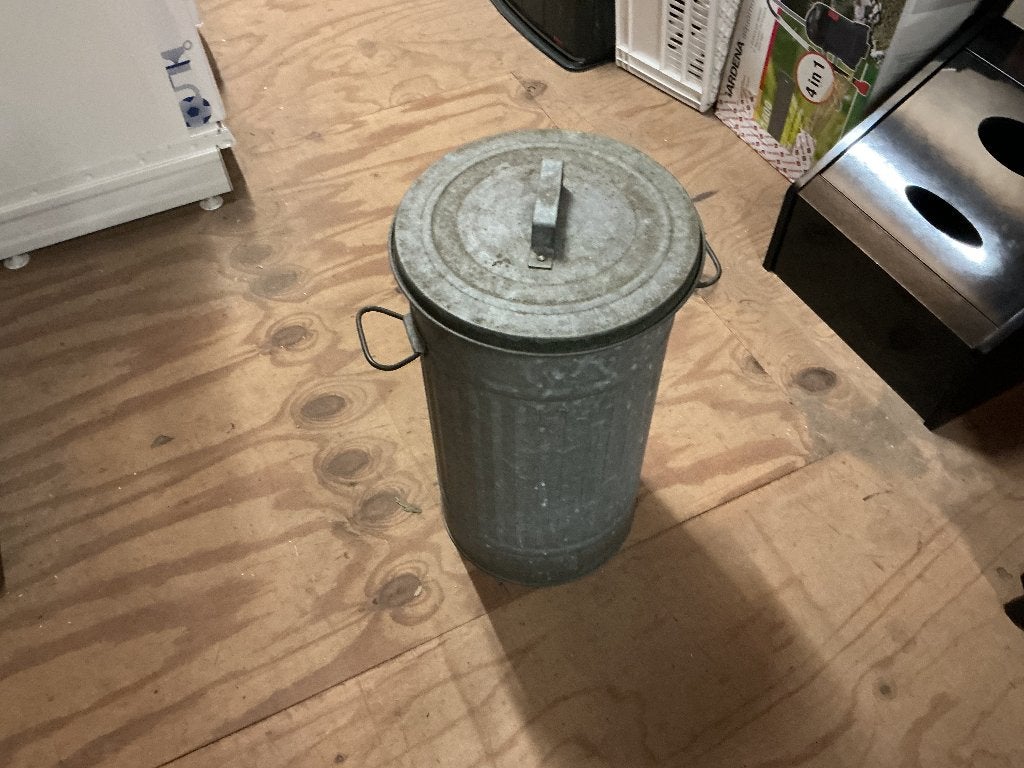 Grote zinken afval emmer. Overbodig geworden, Ophalen, Zo goed als nieuw, Overige materialen, Met deksel