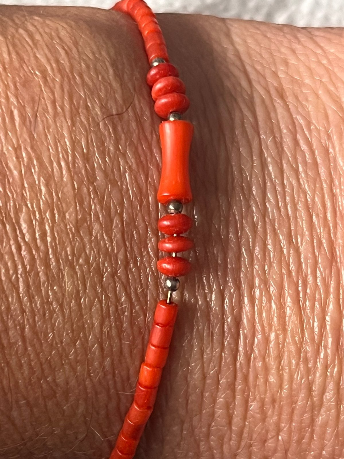 Bloedkoraal armband met zilveren slot, Sieraden, Tassen en Uiterlijk, Ophalen of Verzenden, Zilver, Armband