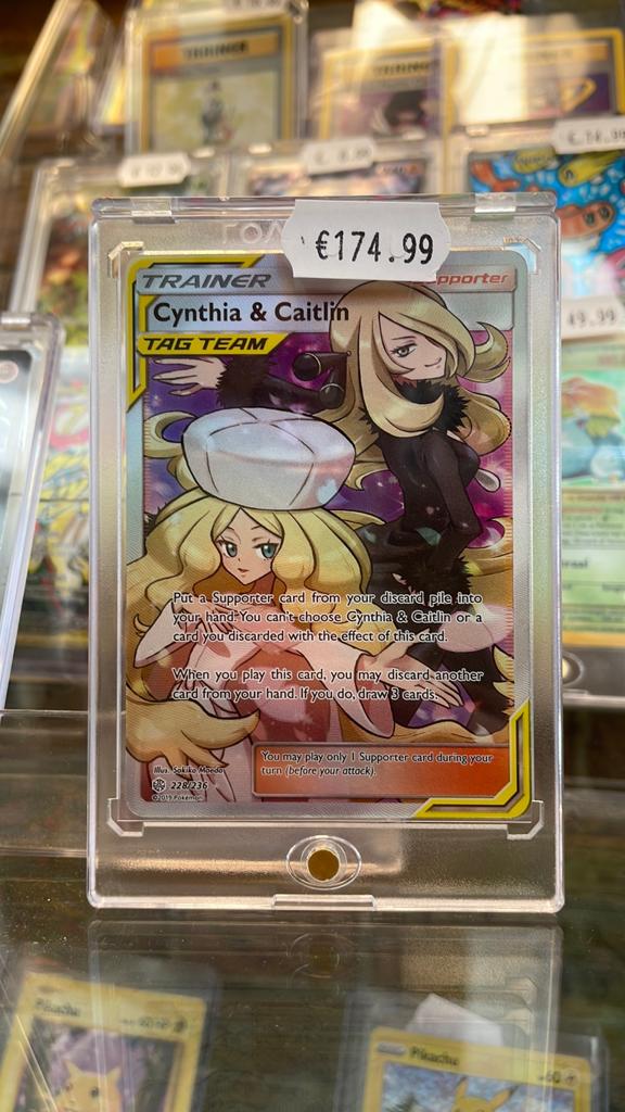 Cynthia & Caitlin Tag Team Trainer Kaart Cosmic Eclipse, Ophalen of Verzenden, Zo goed als nieuw, Losse kaart, Foil
