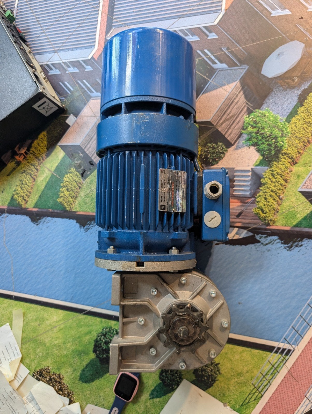MGM Elektromotor met Varvel Wormwielkast en ketting, Doe-het-zelf en Verbouw, Ophalen of Verzenden