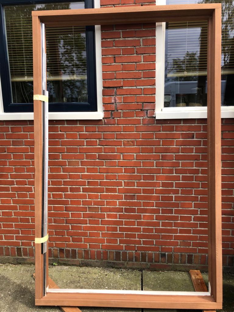 Nieuw houten kozijn met 2 tuin deuren., Deurkozijn, Zo goed als nieuw, Inclusief glas, 225 cm of meer