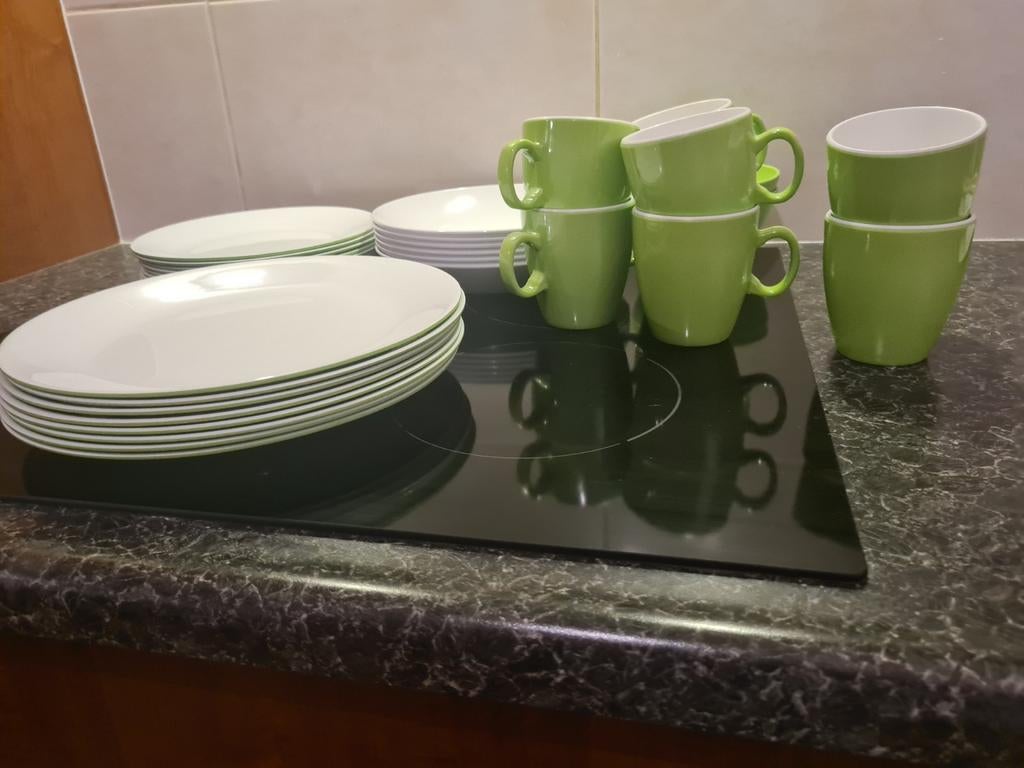 Mapel Servies set: borden, kommen en mokken (wit/groen), Ophalen of Verzenden, Gebruikt