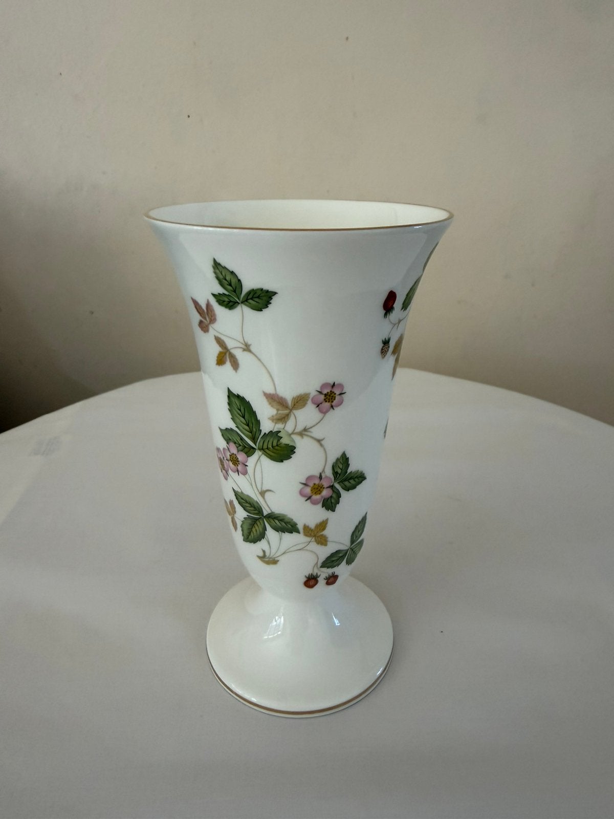 Wedgwood “ wild strawberry “ vaas - 17.7 cm (H), Ophalen of Verzenden