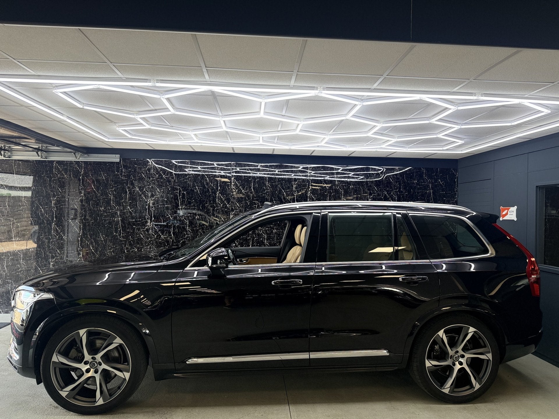 Volvo XC90 2.0 B6 AWD R-Design /Pano /Harman kardon, Gebruikt, 4 cilinders, Zwart, Bedrijf