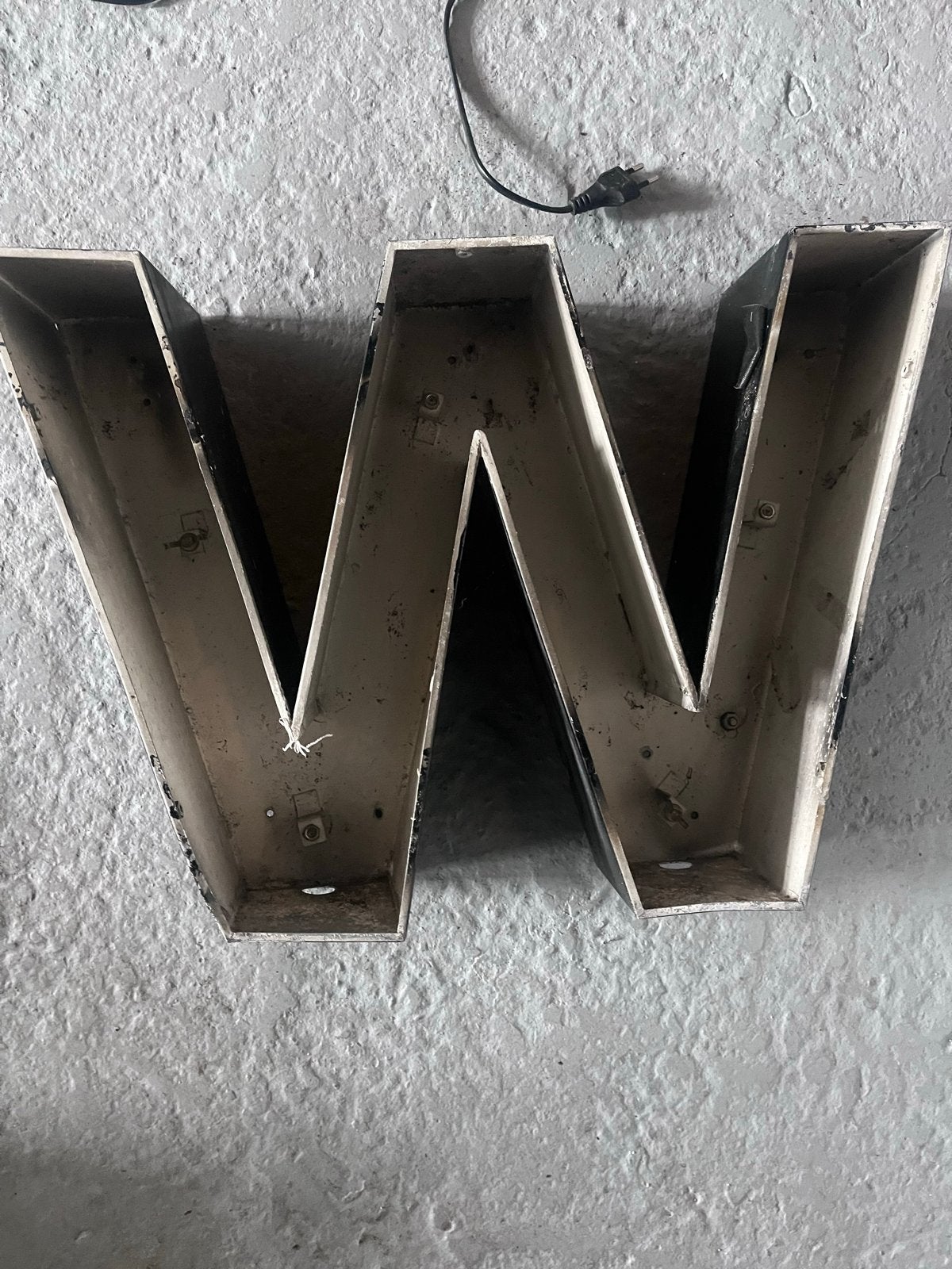 Grote metalen letter 'W' - Vintage decoratie, Ophalen, Metaal, Industrieel, Gebruikt