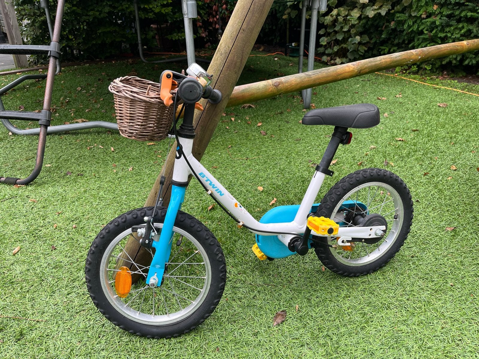 B'Twin kinderfiets 14 inch met mandje, Ophalen, Gebruikt, Velgrem, Minder dan 16 inch