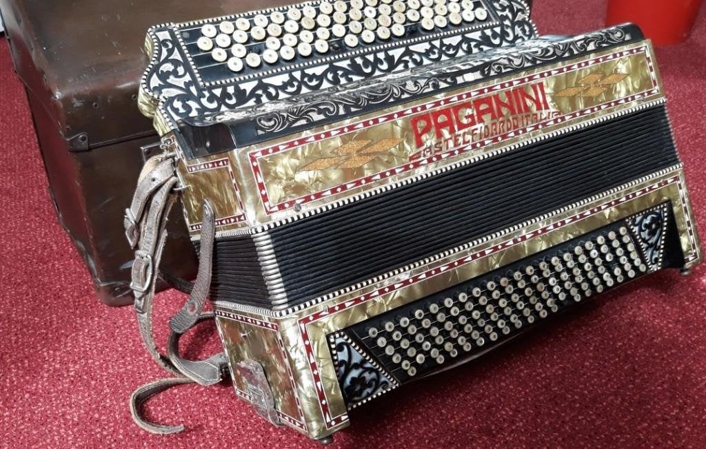 ANTIEK PAGANINI ACCORDEON {120 BAS} INGELEGD MET PARELMOER+L, Gebruikt, Met koffer, Knopaccordeon, 120-bas