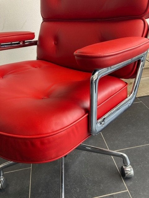 Vitra Eames Lobby Chair , chroom , rood leder, Vitra, Design, 75 tot 100 cm, Ophalen of Verzenden