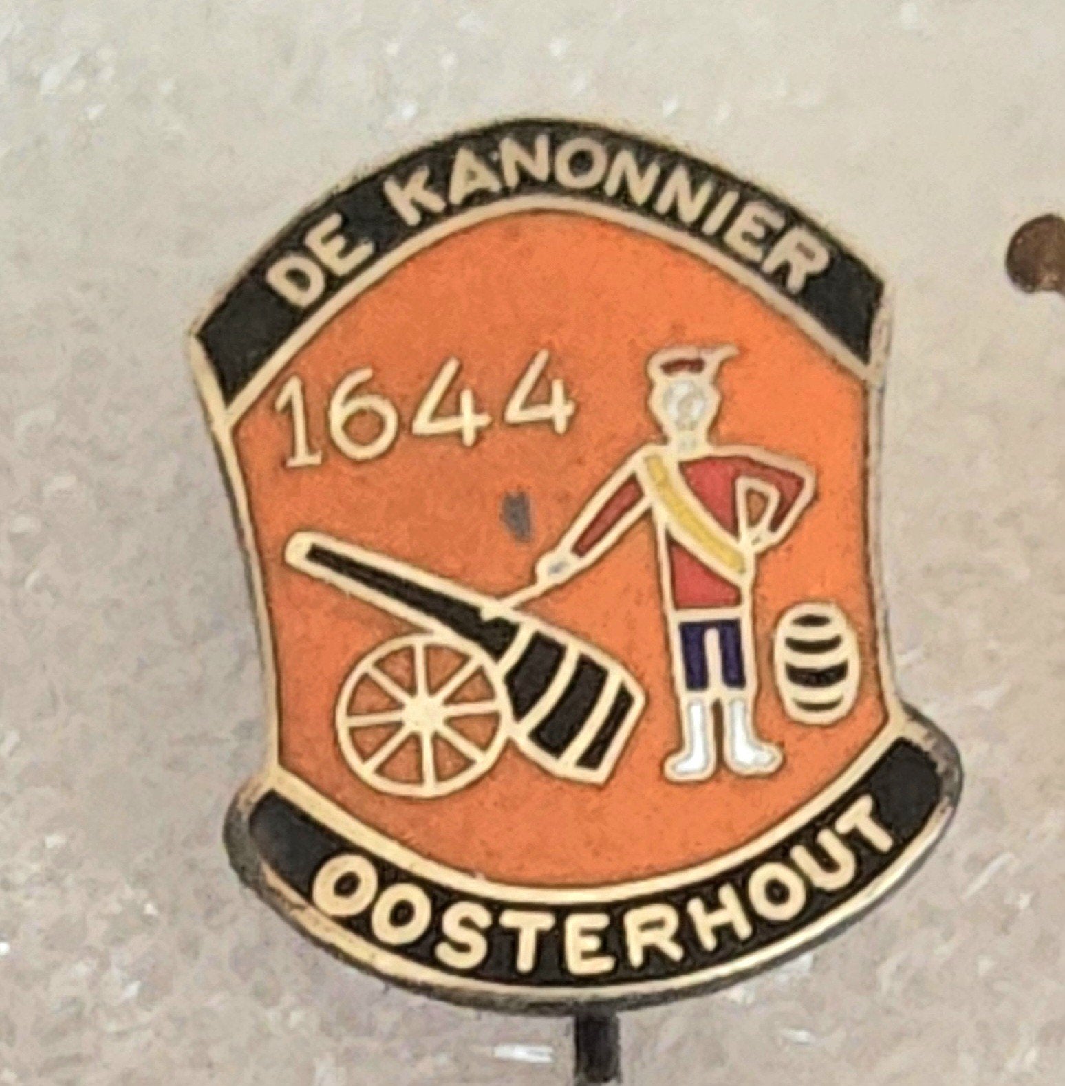 Emaille Speldje 'De Kanonnier 1644 Oosterhout', Verzamelen, Ophalen of Verzenden, Gebruikt, Overige onderwerpen, Speldje of Pin