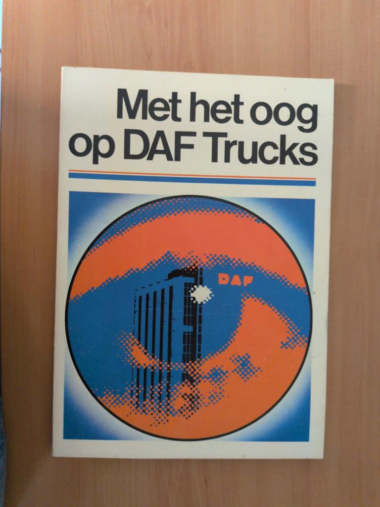 Met het oog op DAF Trucks - Historisch Bedrijfsboek, Boeken, Auto's | Boeken, Zo goed als nieuw, Overige merken, Ophalen of Verzenden