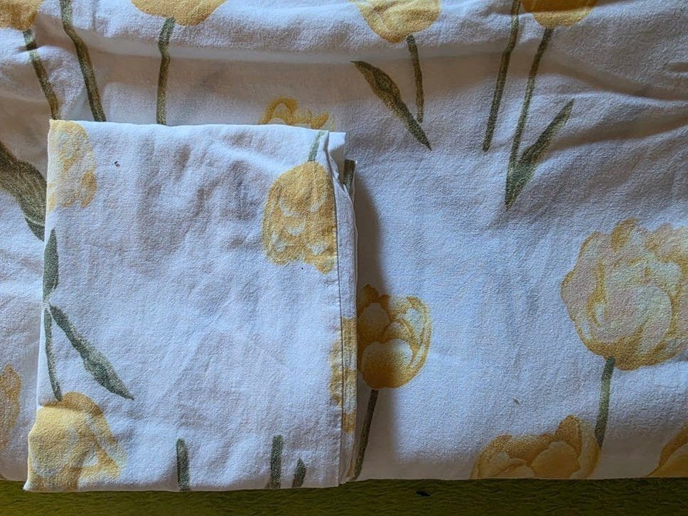2 dekbedovertrekken: wit broderie en met gele bloemen 2x2m, Gebruikt, Jongetje of Meisje, Wit, Dekbedovertrek