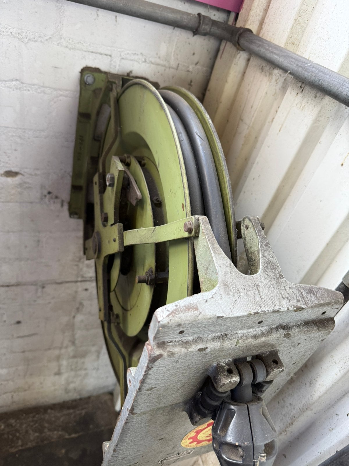 Olie vul zelfoprollende haspel voor in de garage werkplaats, Ophalen of Verzenden