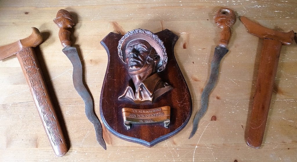 Plaquette soldaat en twee krissen, Antiek en Kunst, Ophalen of Verzenden