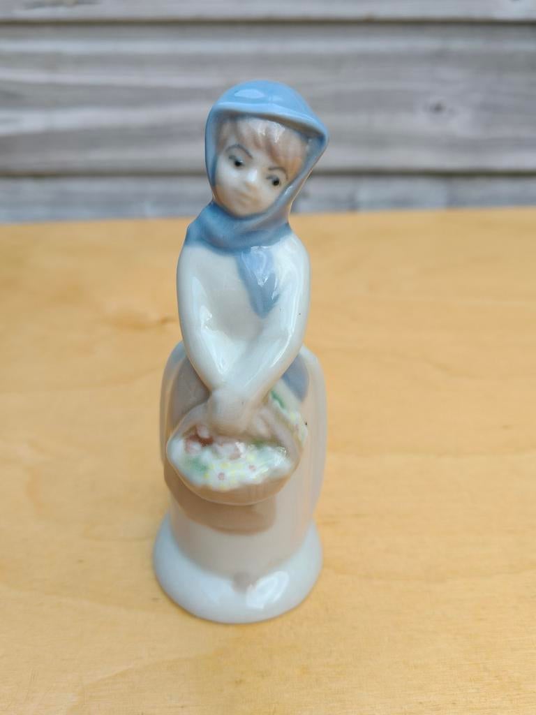 Vintage beeldje vrouw met mandje, Verzamelen, Ophalen of Verzenden, Zo goed als nieuw, Mens