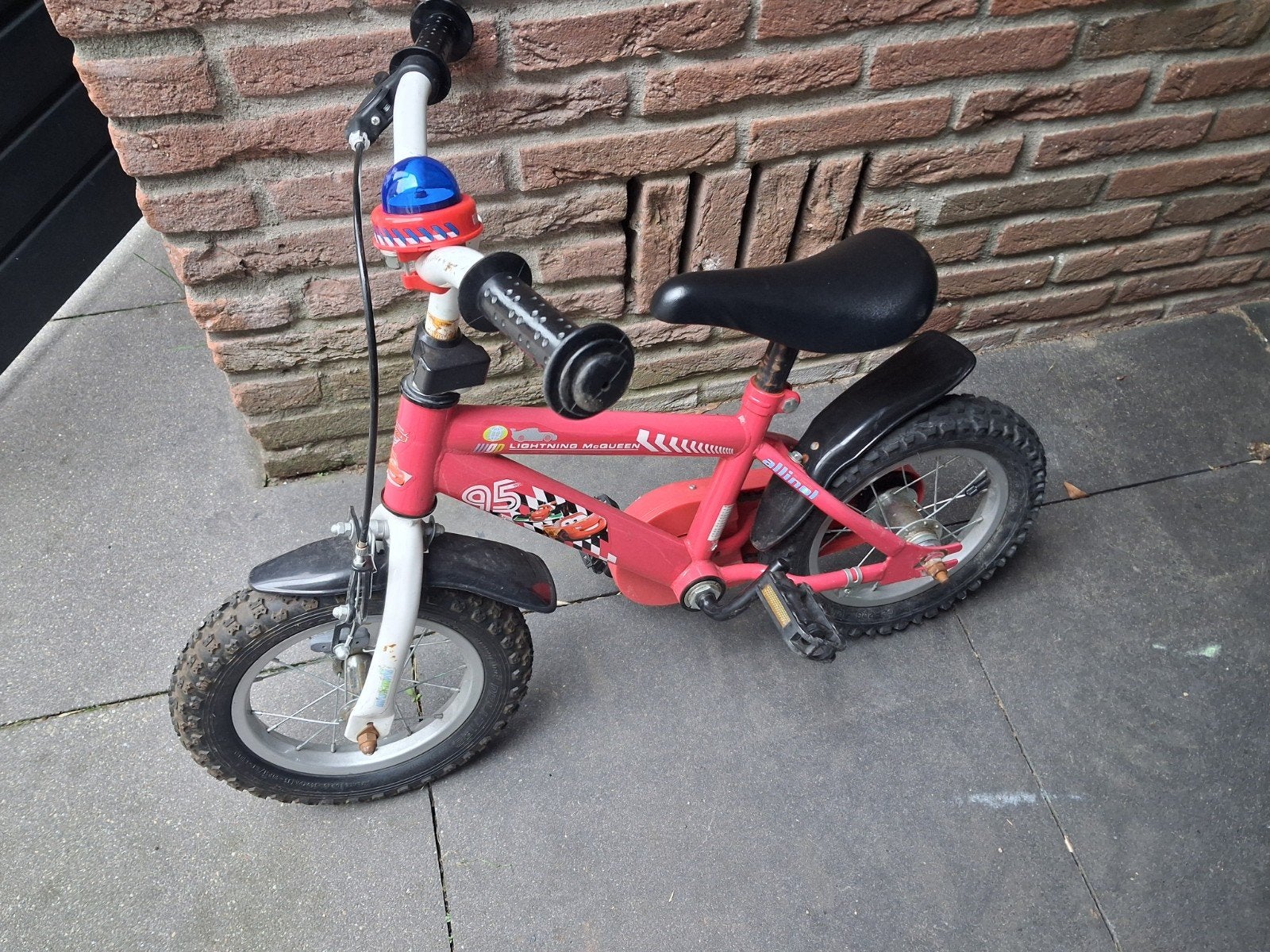 Kinderfiets Cars 12 inch met zijwieltjes en mandje, Ophalen, Terugtraprem, Zijwieltjes, Gebruikt