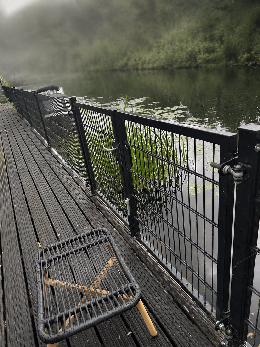 Hekwerk / erfascheiding zwart staal 27 meter, Ophalen, Met poort, Dubbelstaafmat hekwerk, Zo goed als nieuw