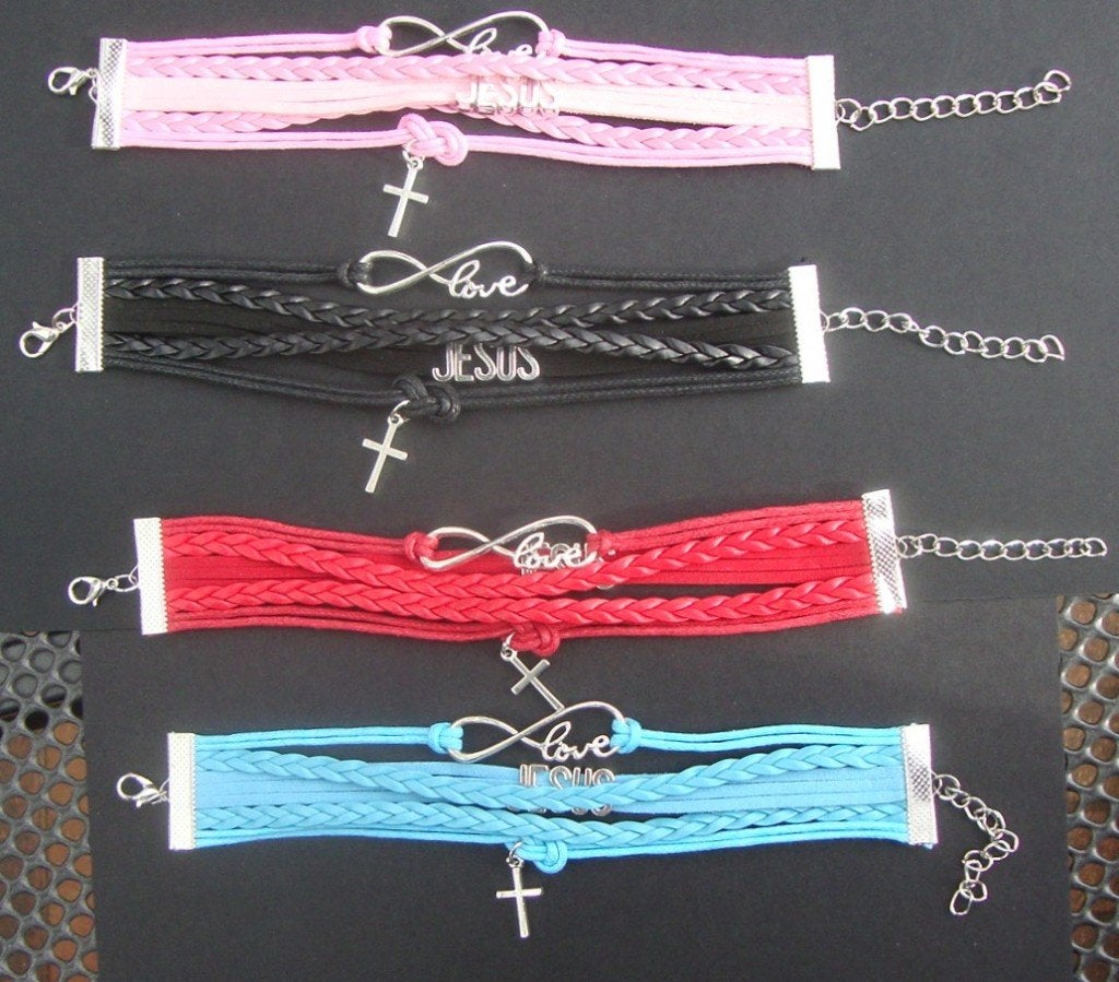 Jezus Liefde Kruis Armband - Diverse Kleuren € 2,50 op=op, Ophalen of Verzenden, Nieuw, Sieraad, Christendom | Katholiek