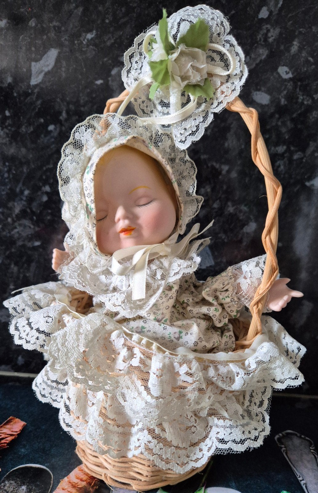Schattige Babypop in Mandje - Vintage Stijl, Verzamelen, Poppen, Ophalen of Verzenden, Gebruikt, Babypop