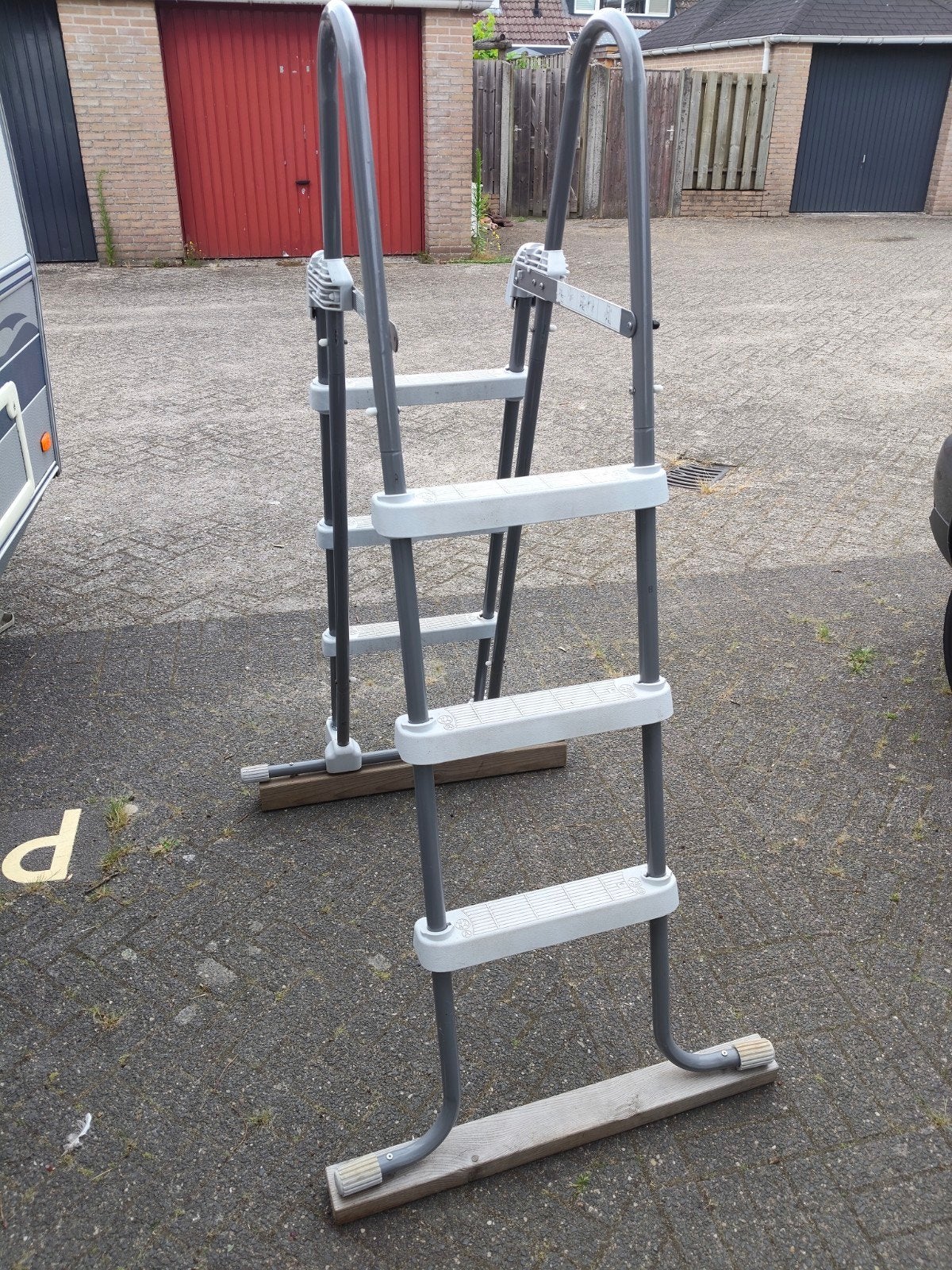 Zwembad trap, Ophalen