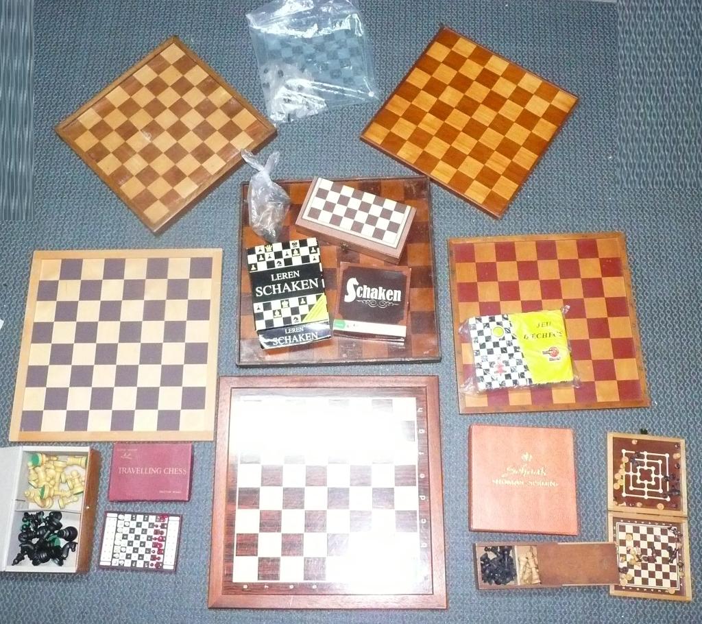 Lot met veel schaakartikelen (Antieke) schaken borden, Hobby en Vrije tijd, Denksport en Puzzels, Ophalen of Verzenden, Minder dan 500 stukjes