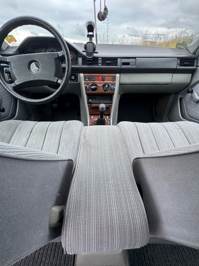 Oldtimer Mercedes-Benz 200-Serie 2.3 230 TE K6 1986 Zwart, foto 11