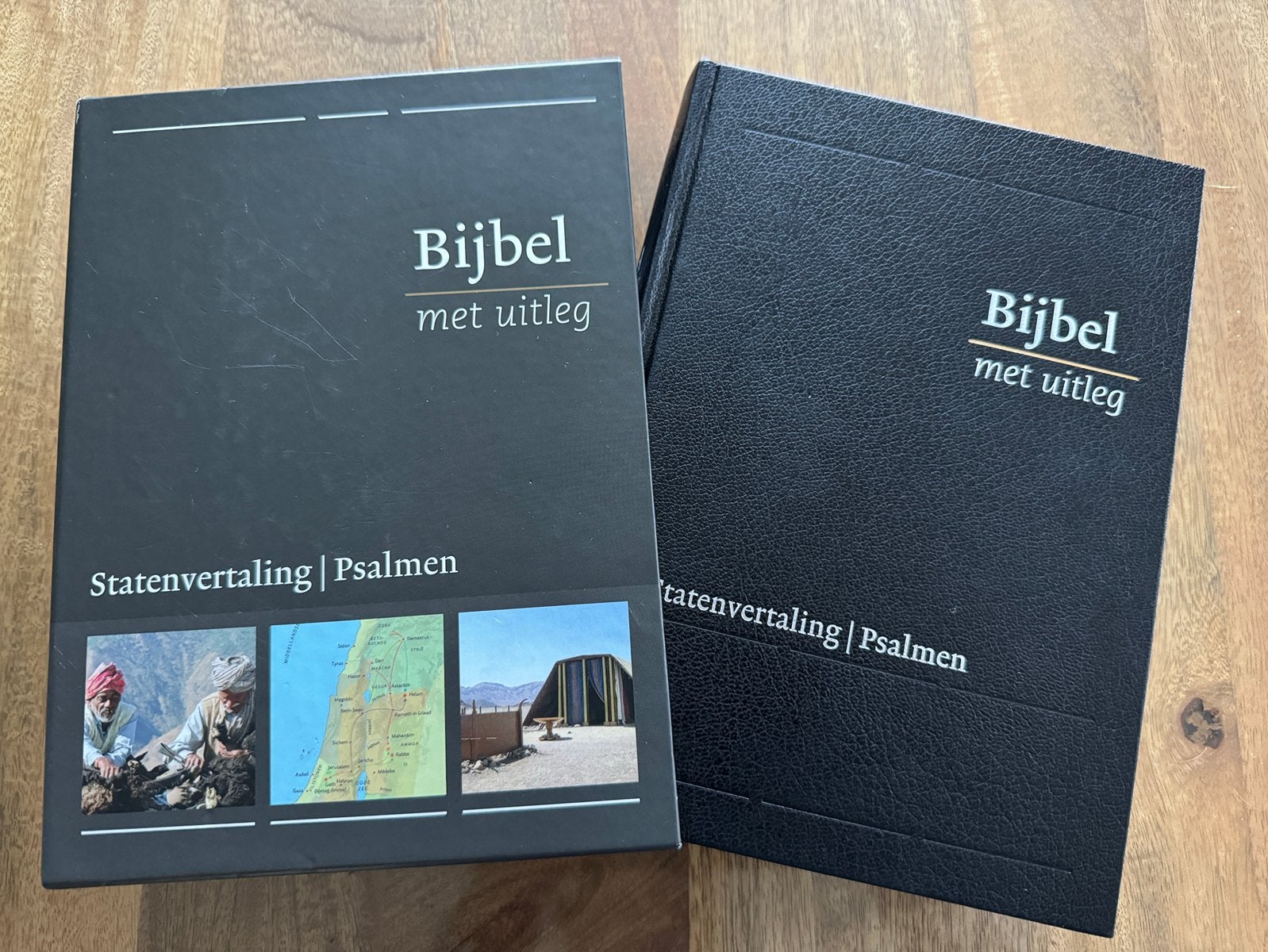 Bijbel met uitleg, 170 x 240 mm harde band in cassette zwart, Boeken, Ophalen of Verzenden, Zo goed als nieuw