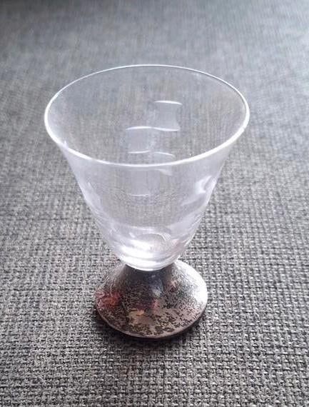 Kristallen borrelglaasje met zilveren voet, Verzamelen, Glas en Borrelglaasjes, Ophalen of Verzenden, Zo goed als nieuw, Overige typen