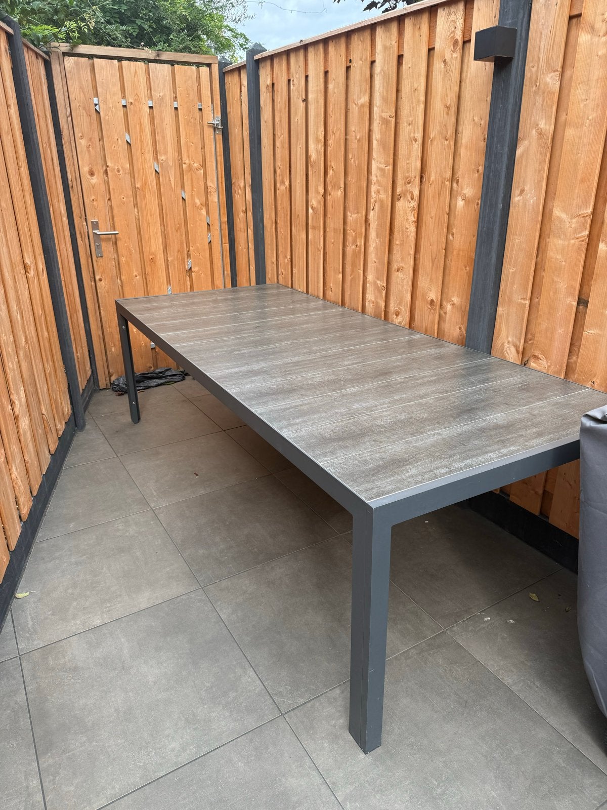 Moderne tuintafel met houtlook blad, Ophalen, Gebruikt, Rechthoekig, Metaal