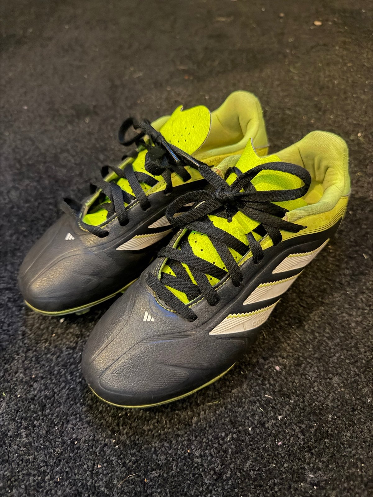 Adidas Voetbalschoenen Maat 34 - Zwart/Neon Geel, Ophalen of Verzenden, Gebruikt, Schoenen