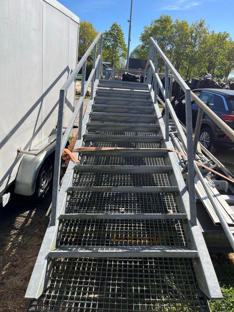 Stevige gegalvaniseerde metalen trap met leuningen, Ophalen, Gebruikt, Trap, 2 tot 4 meter
