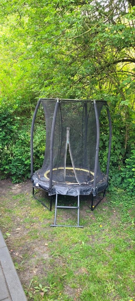 Gratis af te halen trampoline.. zit alleen een schuurtje lan, Ophalen, Gebruikt