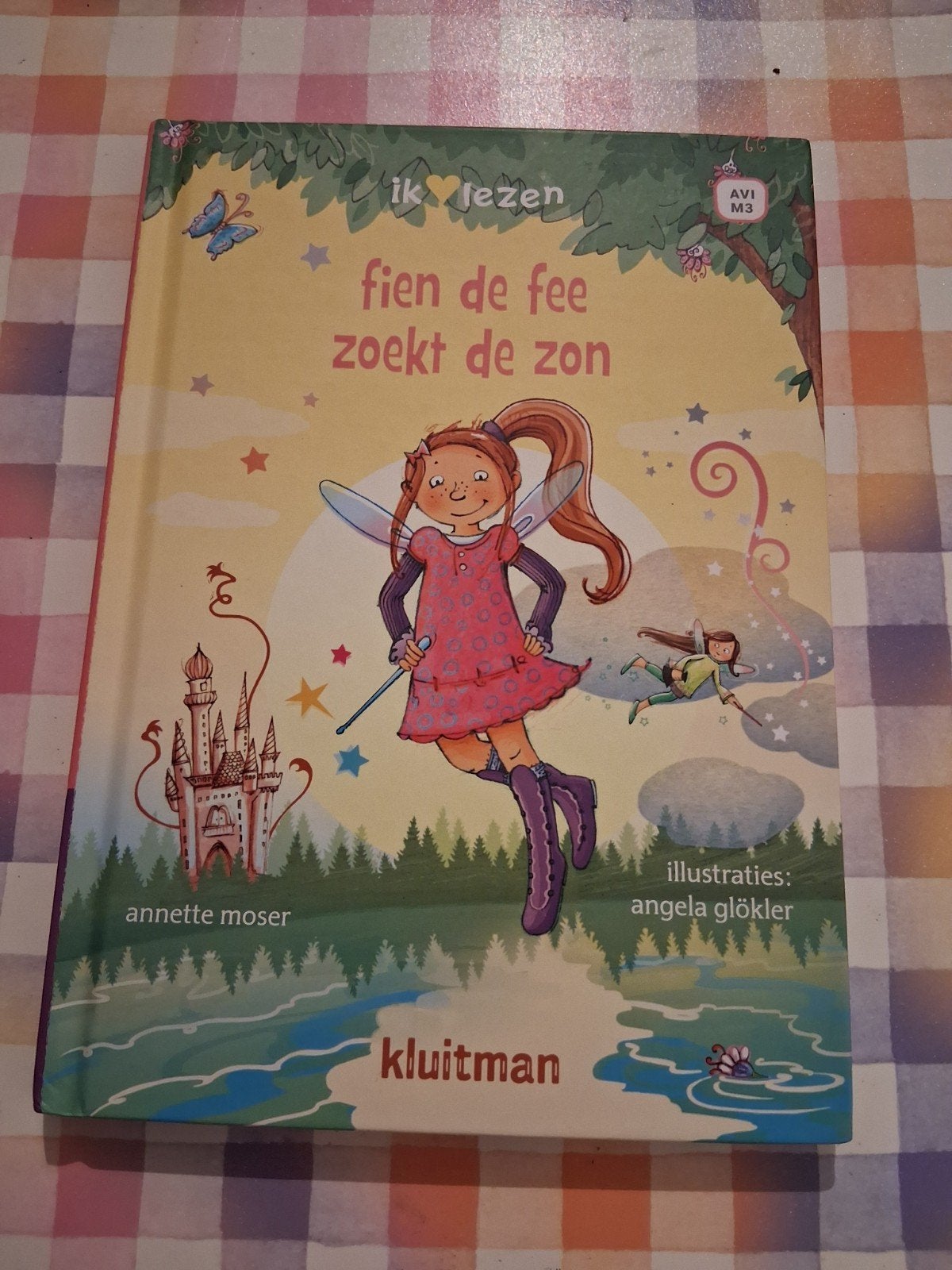 boek annette moser - fien de fee zoekt de zon - avi M3, Ophalen of Verzenden, Gelezen, Fictie algemeen