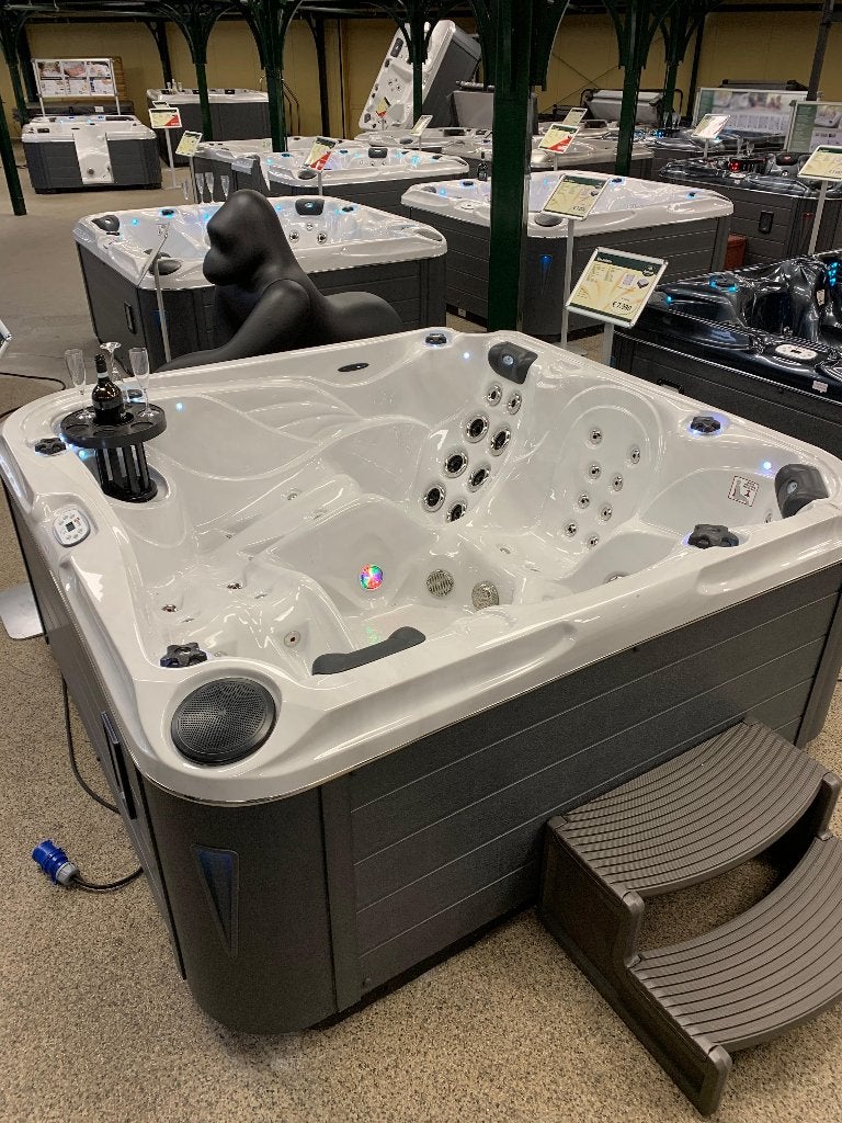 Jacuzzi spa delight, Ophalen, Zo goed als nieuw, Trap, Vast