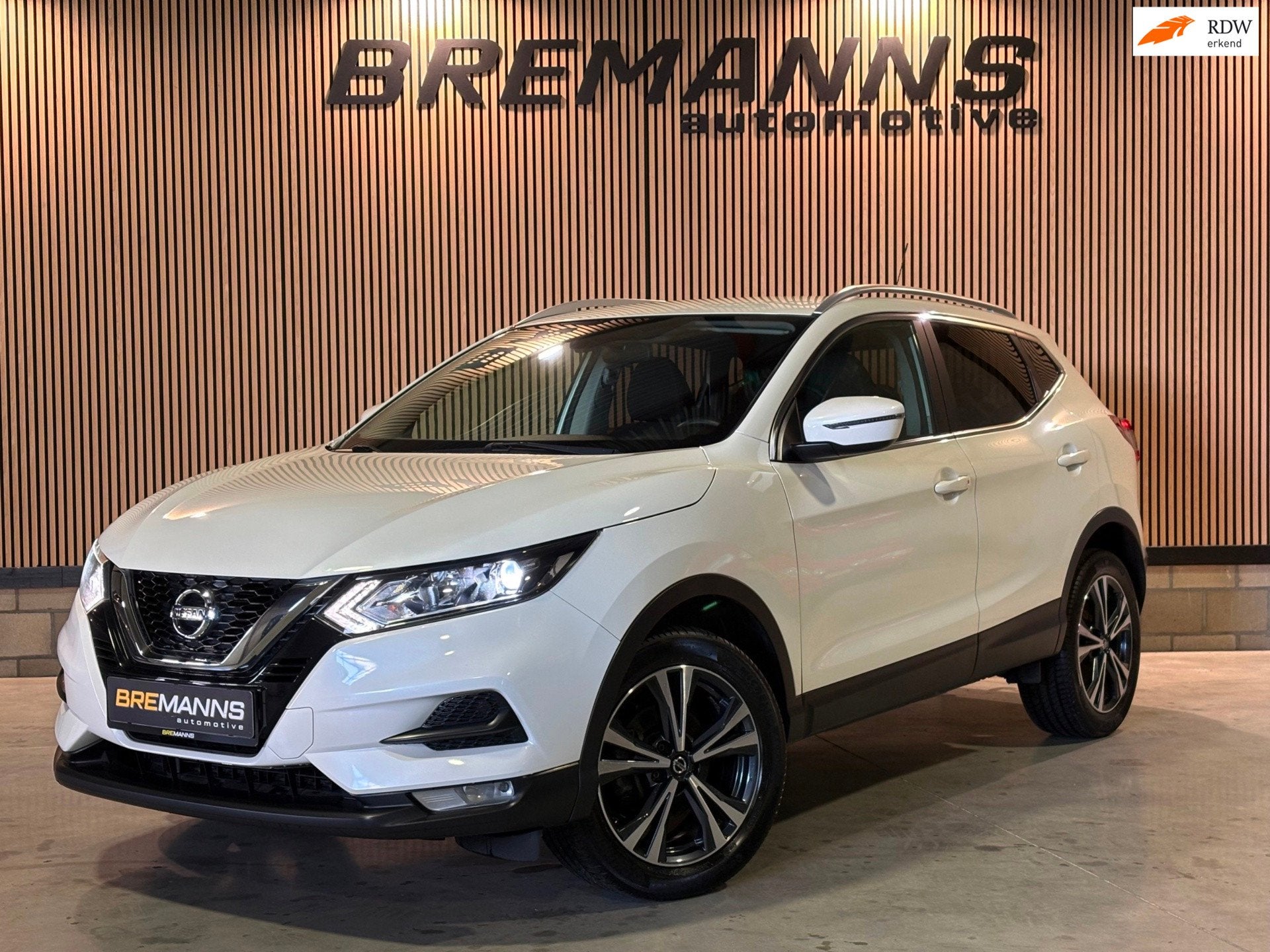 Nissan Qashqai 1.3 DIG-T / Camera / Stoelverwarming /, Auto's, Voorwielaandrijving, Stof, Gebruikt, Zwart