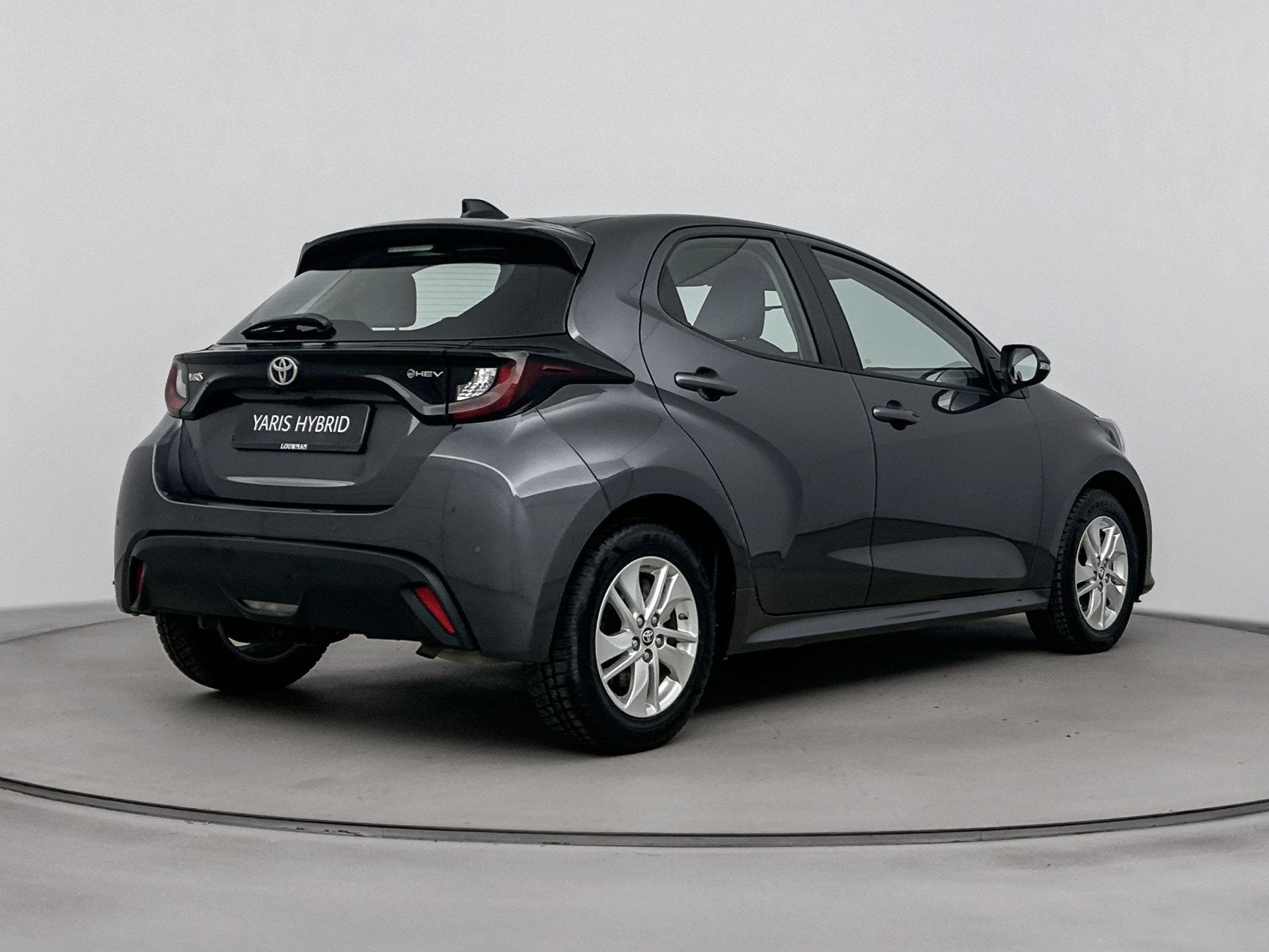 Toyota Yaris 1.5 Hybrid 115 Dynamic | Parkeersensoren V+A |, 12 maanden, Gebruikt, 1490 cc, Grijs