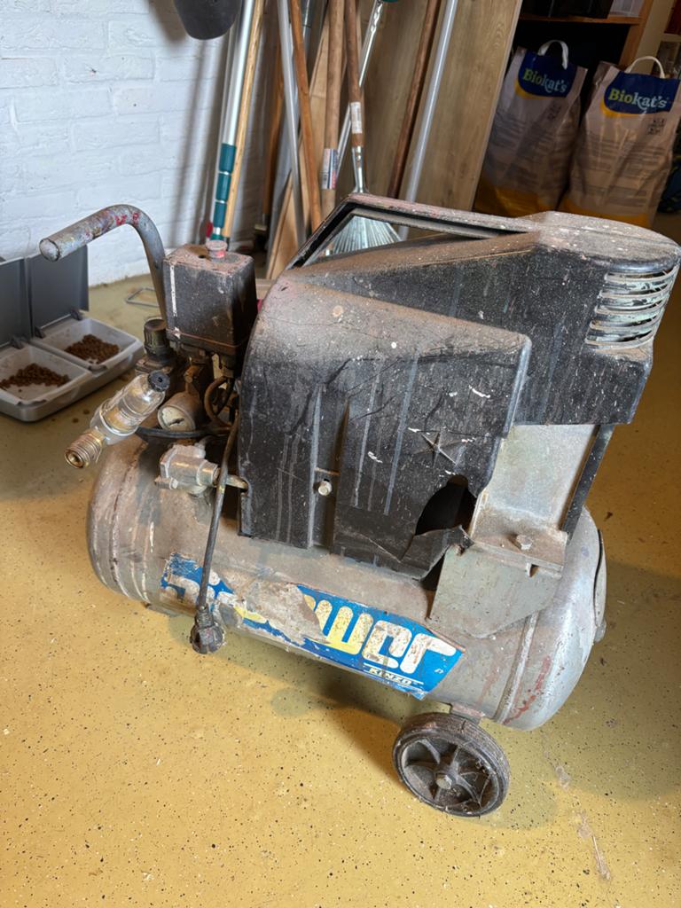 Oude Kinzo compressor met slang en bandenpomp, Ophalen, 6 tot 10 bar, Zo goed als nieuw, Minder dan 200 liter/min