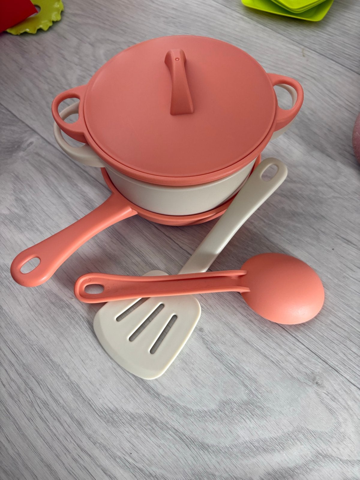 Speelgoed pannenset met spatel en lepel, Kinderen en Baby's, Speelgoed | Speelkeukens, Ophalen, Nieuw, Kunststof, Speelkeuken-accessoire