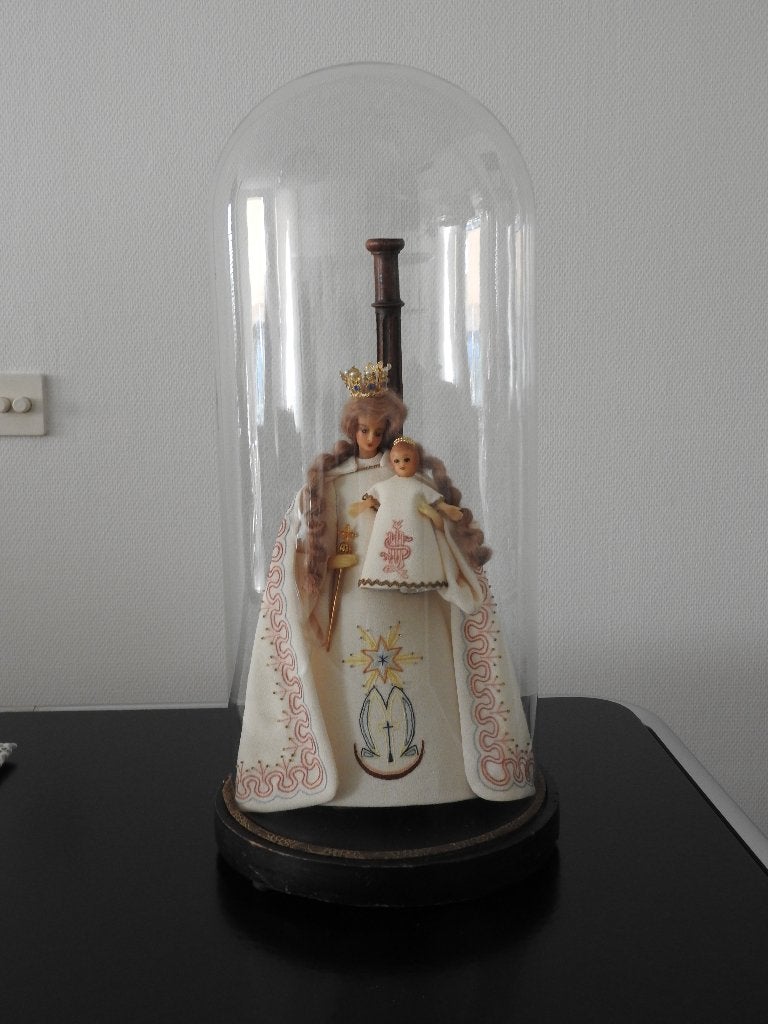 Antieke sierlijke hoge ronde glazen stolp op houten plateau, Ophalen