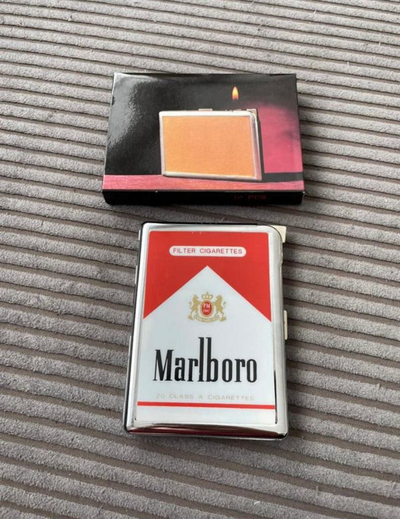 Mooie vintage Marlboro sigaretten box met aansteker., Ophalen of Verzenden, Zo goed als nieuw, Aansteker