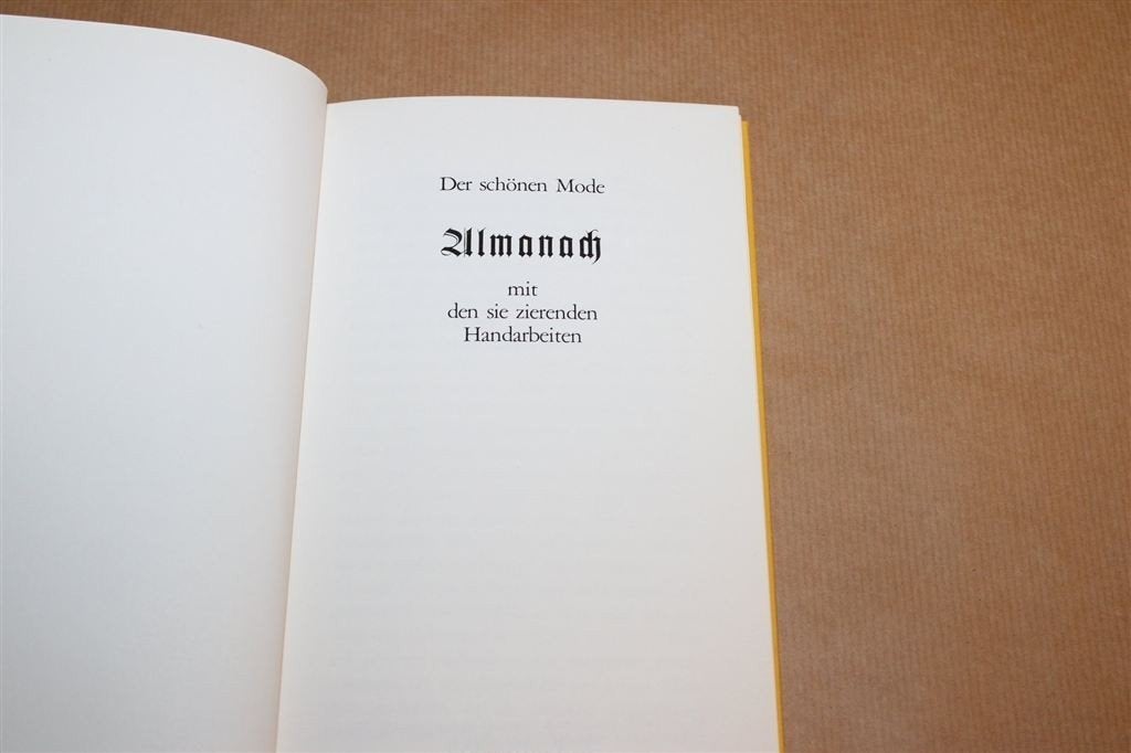 Der schönen Mode Almanach — Modellen, Patronen & Handwerk, Ophalen of Verzenden, Gelezen, Borduren en Naaien
