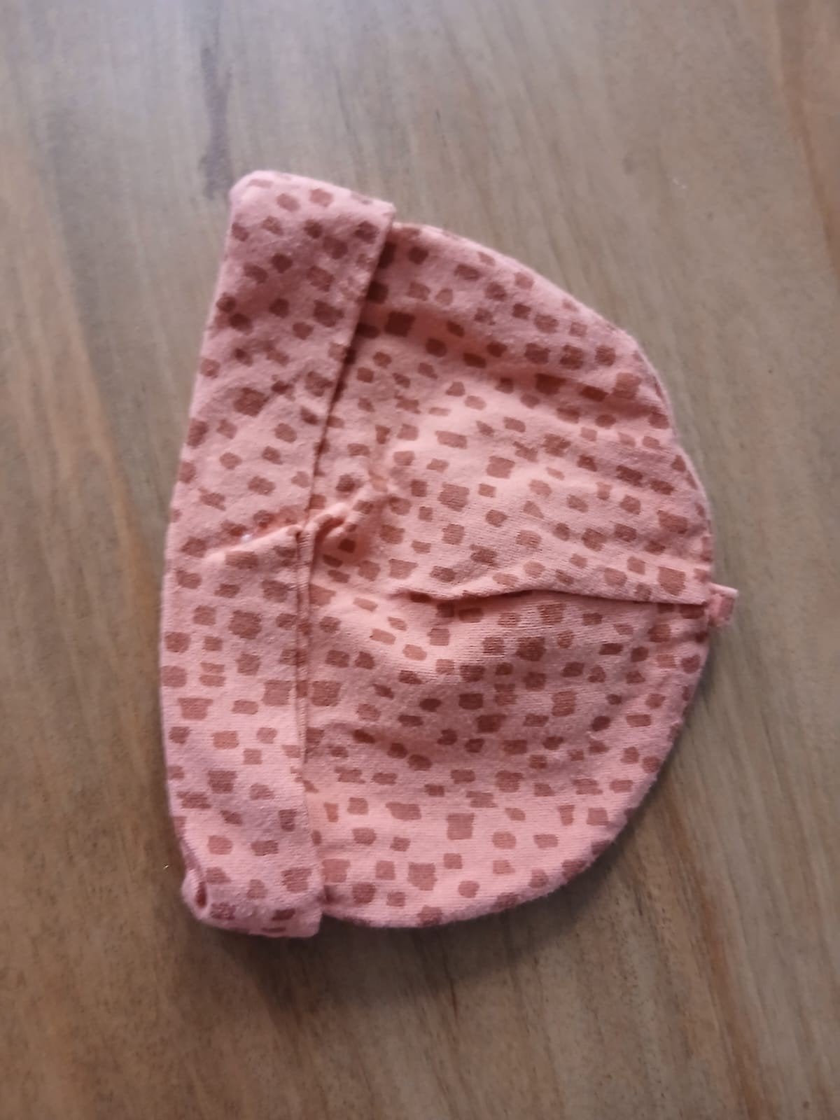 Roze babymutsje met stippen, Maat 50, Meisje, Ophalen of Verzenden, Zo goed als nieuw