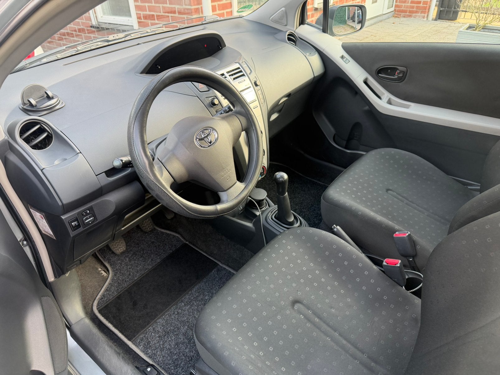 Foto 9 van Toyota Yaris 1.0 12V Vvt-i 3DR Terra 2006 Grijs