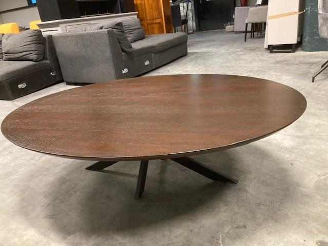 salontafel bruin ovaal zwart metalen kruispoot 140 x 100 cm, Huis en Inrichting, Tafels | Salontafels, 100 tot 150 cm, Eikenhout