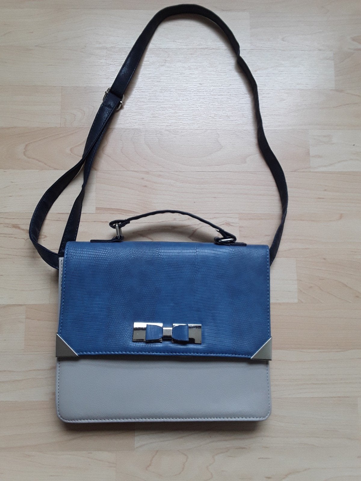 Stijlvolle blauw-beige handtas met schouderband, Ophalen of Verzenden, Gebruikt, Blauw, Handtas