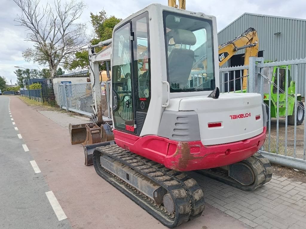 Takeuchi TB 250 5 ton rups graafmachine excavator bagger, Graafmachine