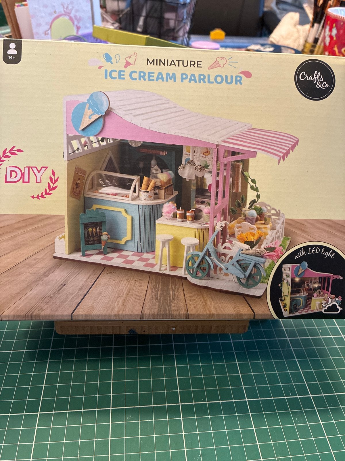 DIY Miniatuur IJssalon met LED-verlichting, Ophalen of Verzenden, Nieuw, Knutselen, Met licht