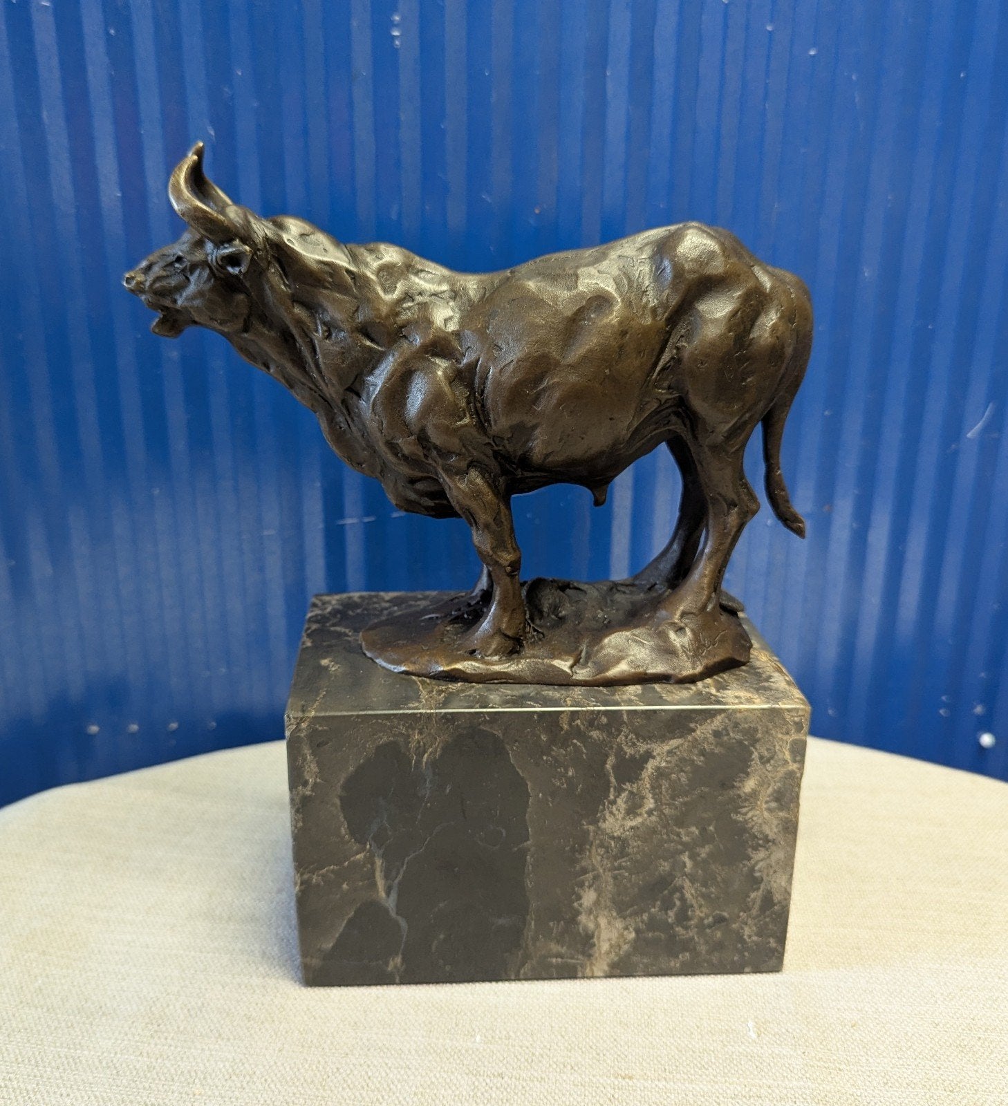 Bronzen Stier op Marmeren Sokkel - Gesigneerd Milo, Minder dan 20 cm, Ophalen of Verzenden, Bruin, Brons
